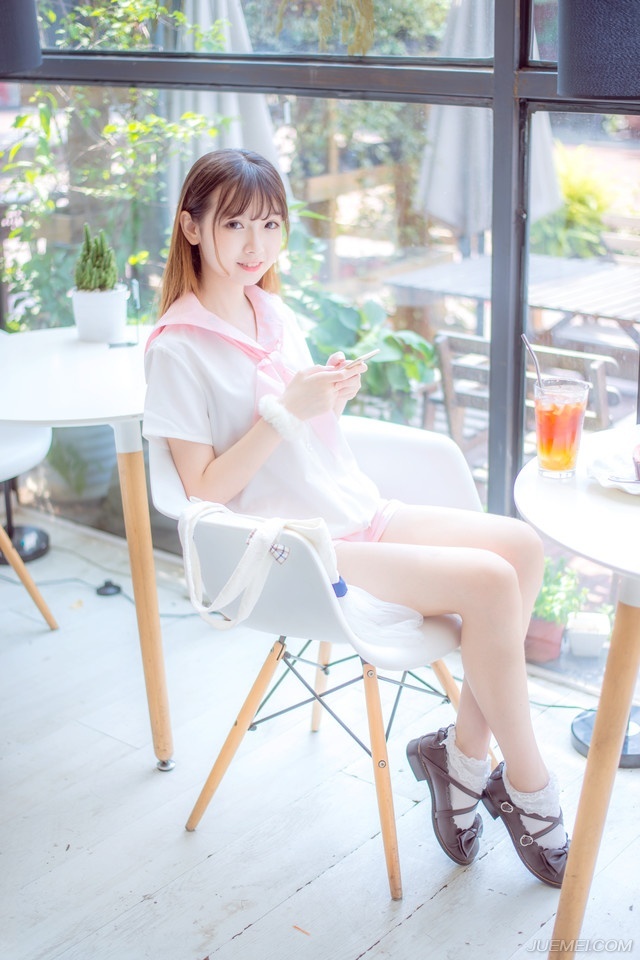 “夫君当以国事为重，妾身怎敢相怪？夫君且先休息，妾身先告退了。”美妇微笑着摇头道。